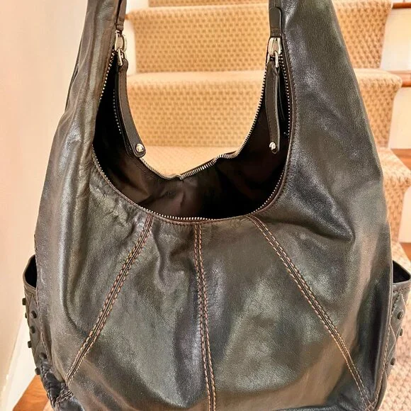 Authentic Tod's Shoulder Hobo Bag in Soft Brown Leather with contrast stitching - Picture 8 of 14